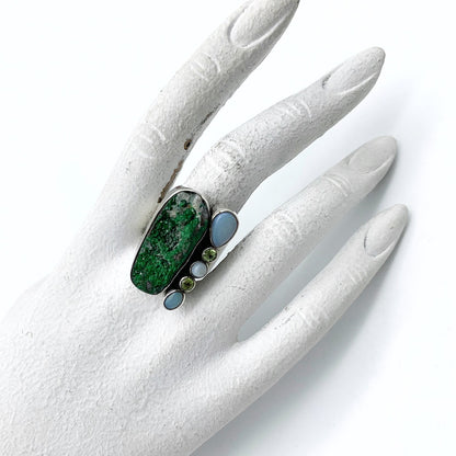 Ring Uvaroviet, Peridot, Opaal en Parel
