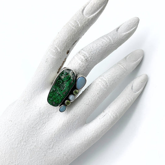 Ring Uvaroviet, Peridot, Opaal en Parel